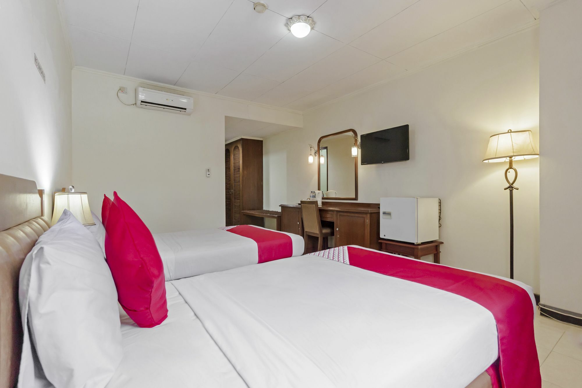 Oyo 108 Hotel Surya جاكرتا المظهر الخارجي الصورة